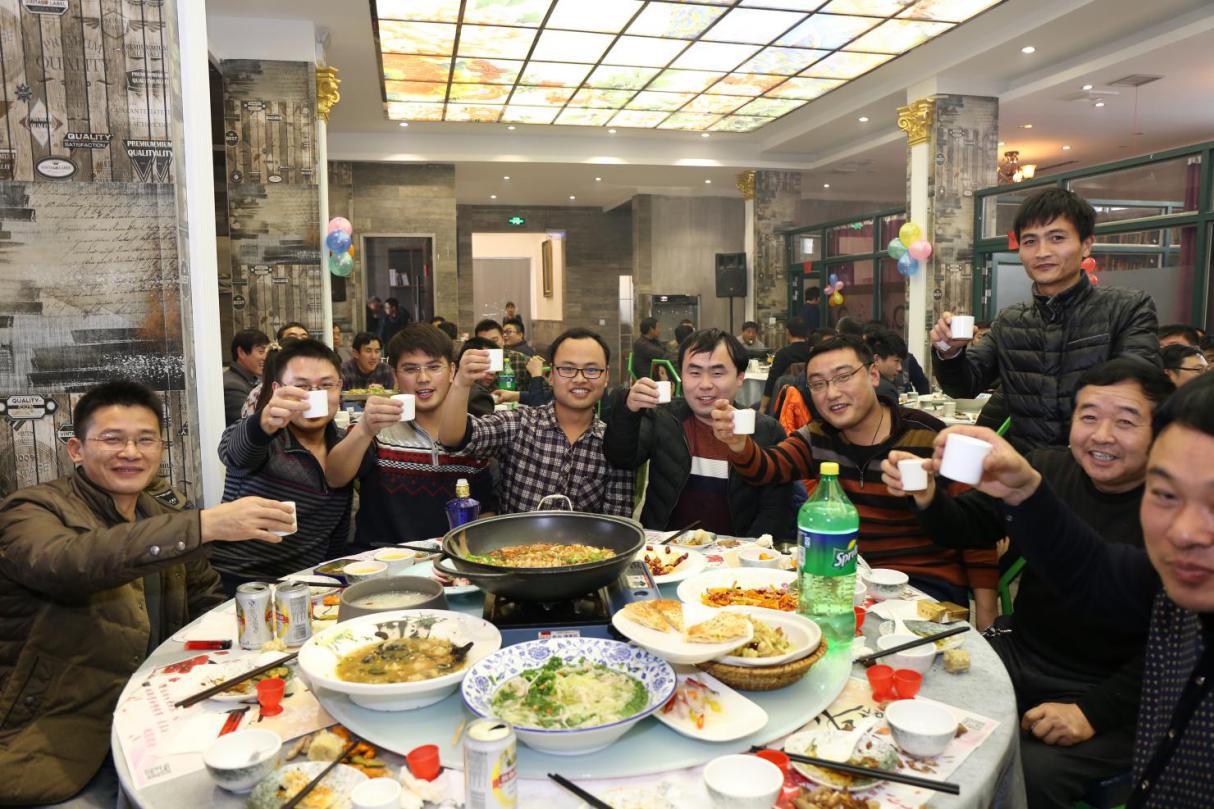 公司員工舉杯共飲迎接2016
