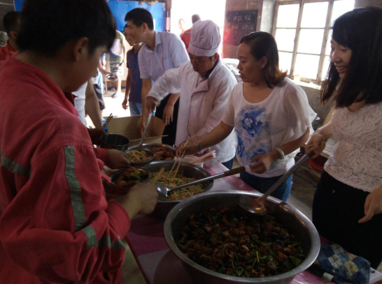 公司領導為員工們盛飯